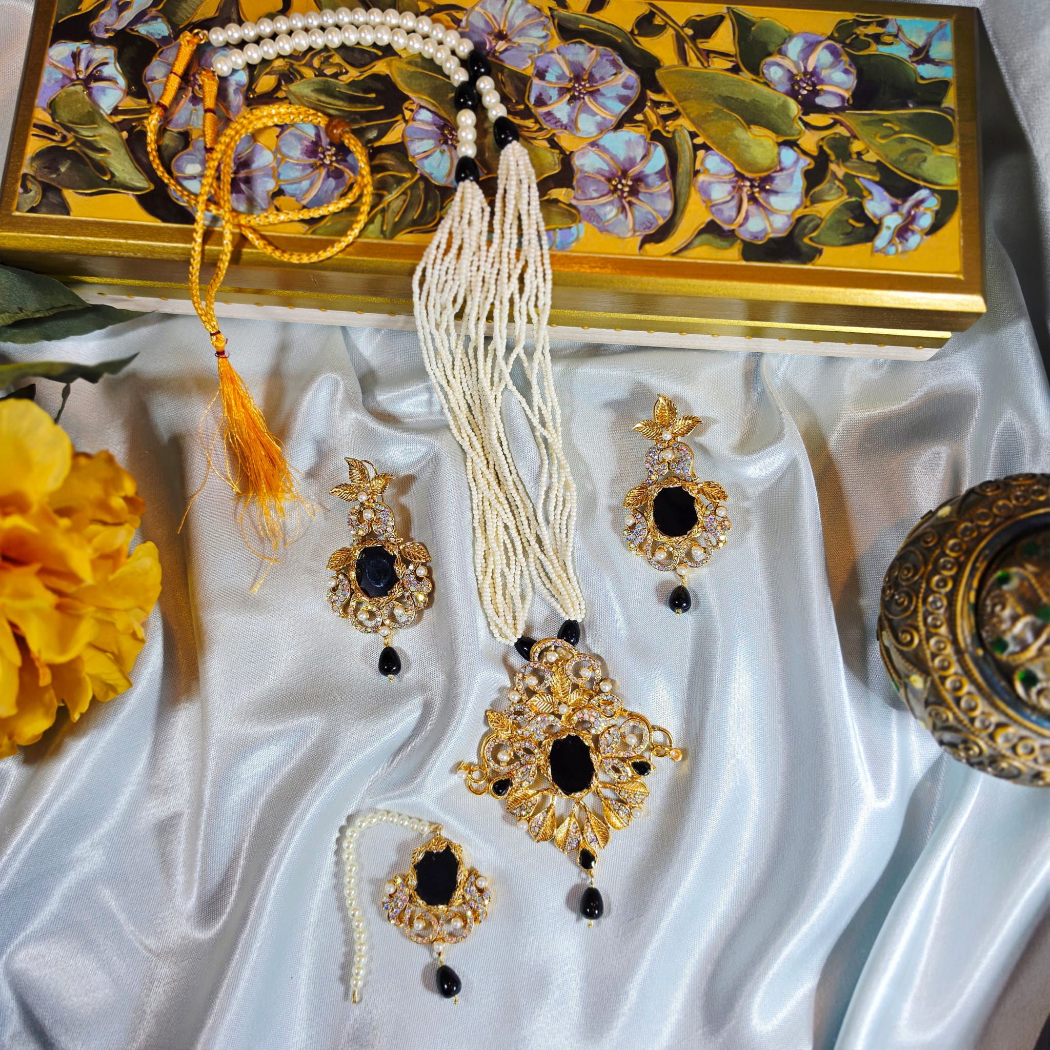 Black and Gold Gulzaar