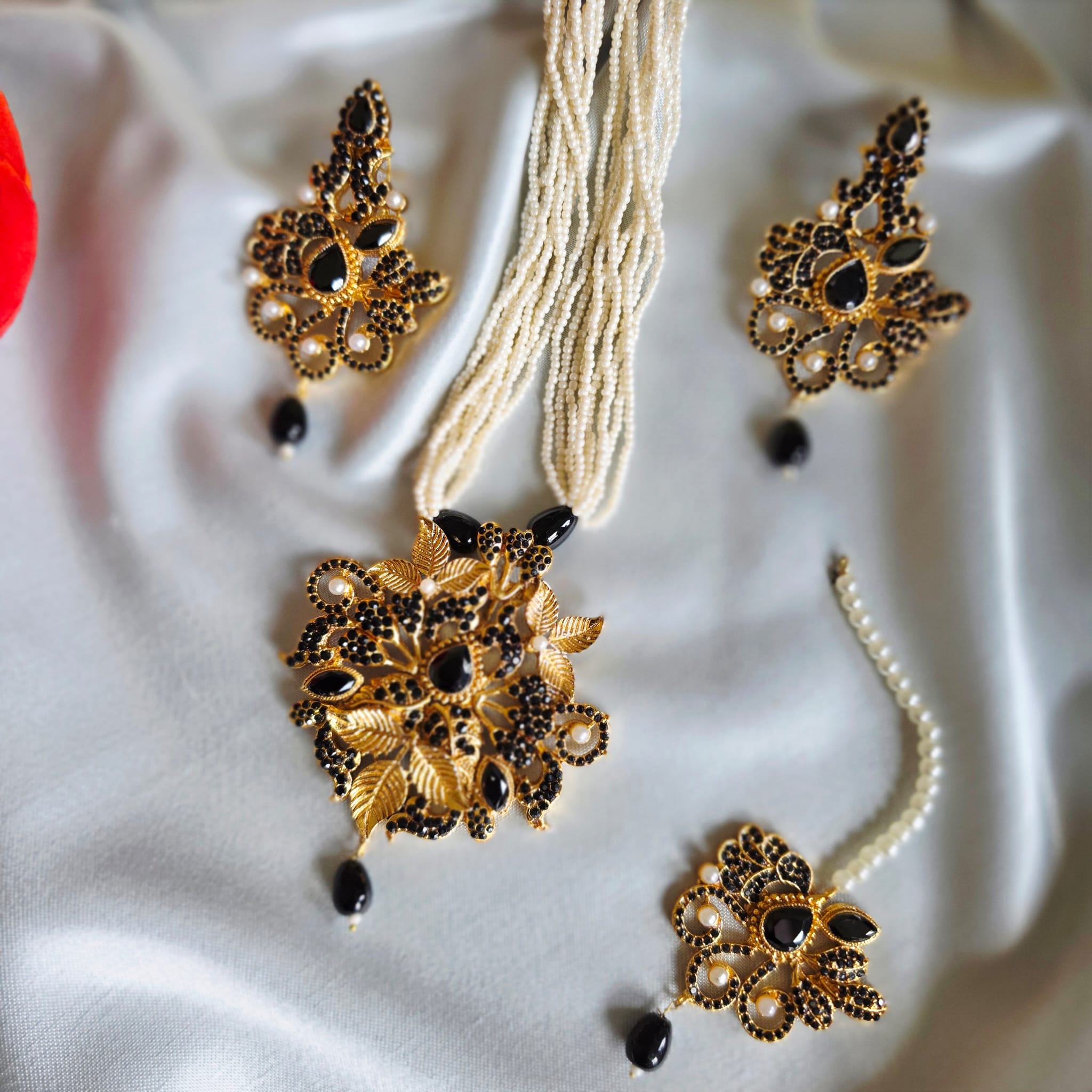 Black and Gold Mausam