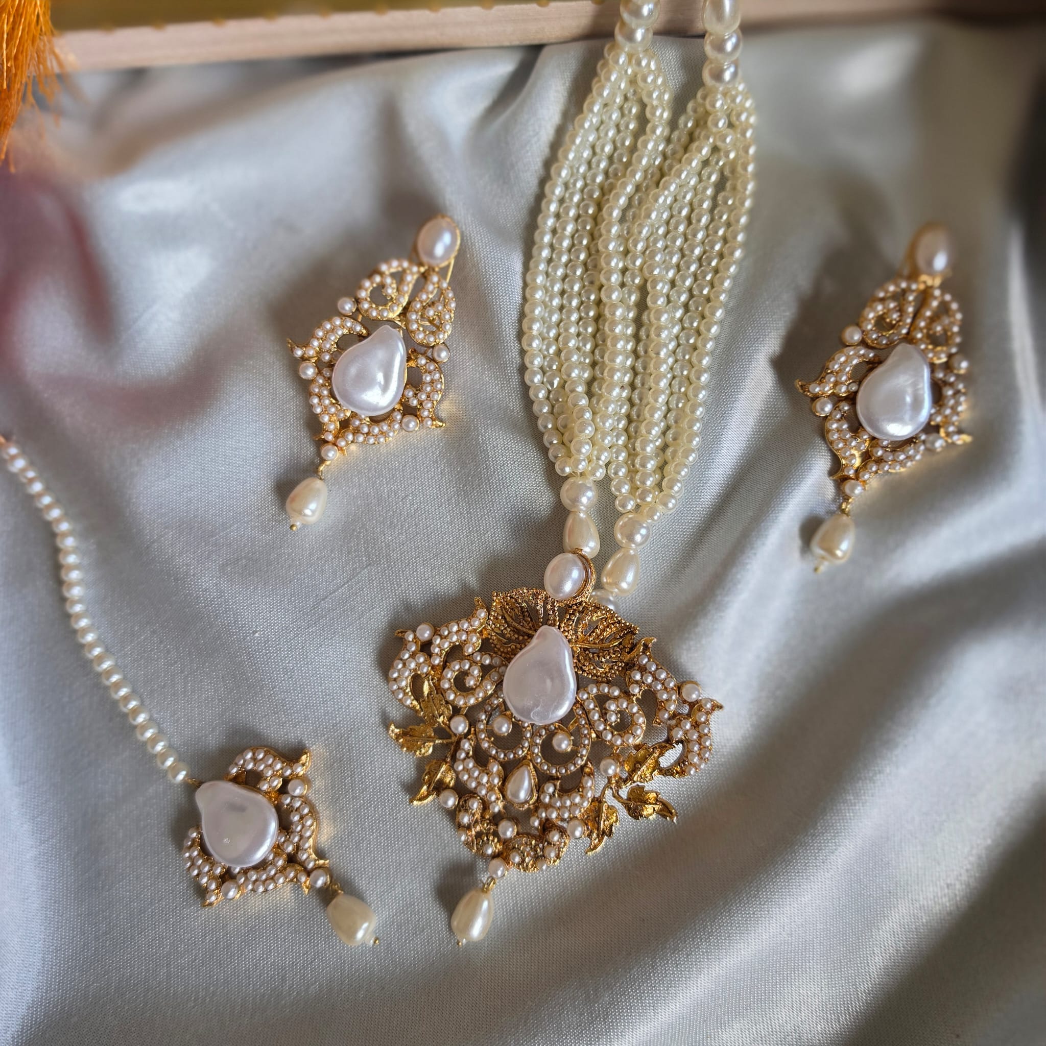 White and Gold Fantasy
