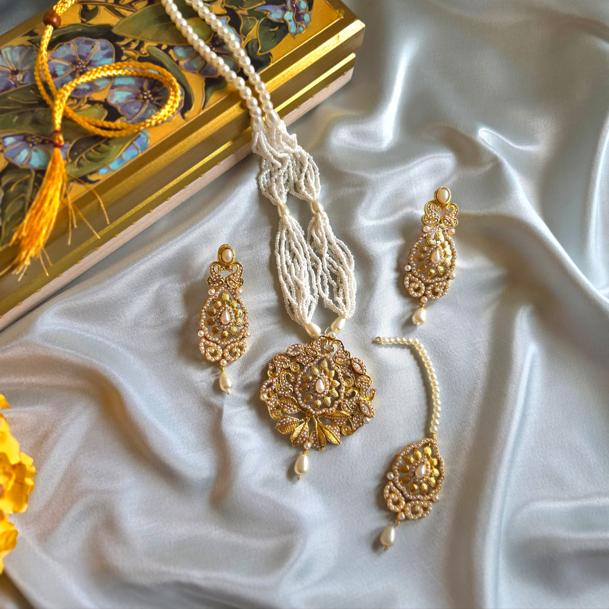 White and Gold Dream