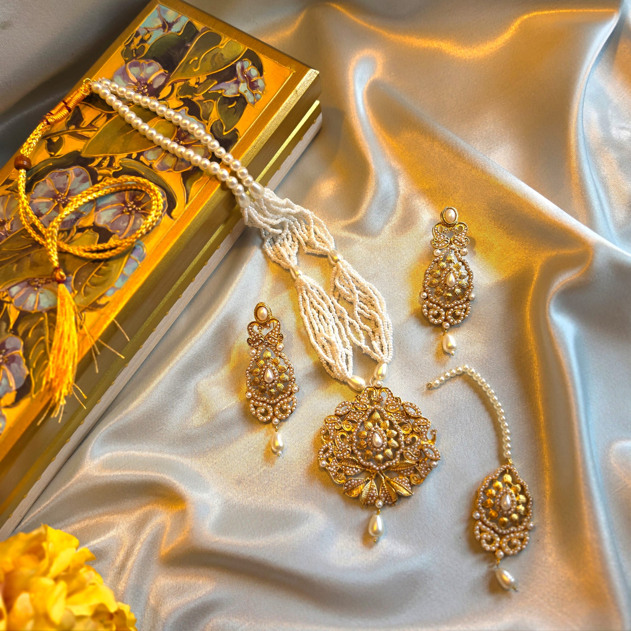 White and Gold Dream